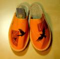espadrilles-babouches 36 orange, motif aigle.